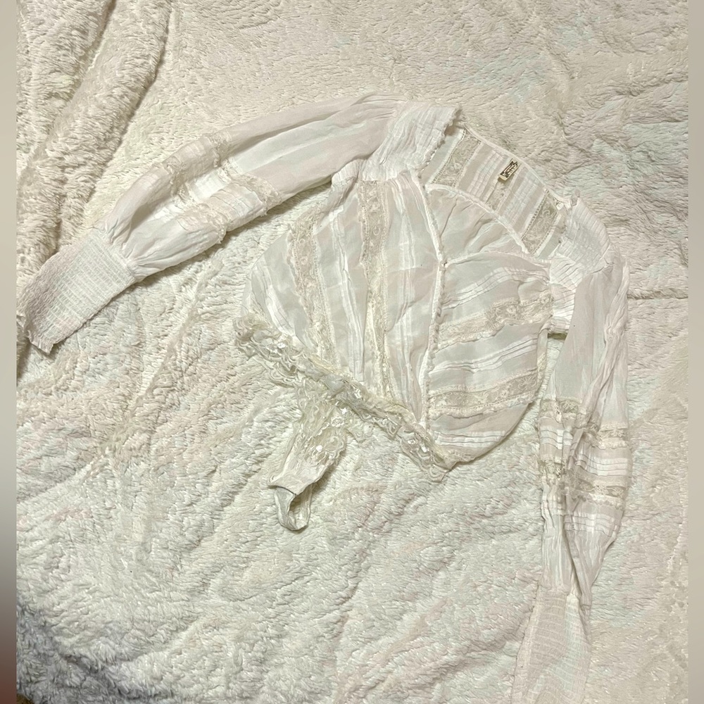 Free people gorgeous lace bell sleeve bodysuit blouse